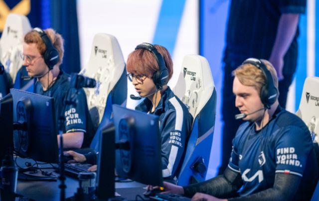 EDG翻盘PSG,CoreJJ关键团战开团秒人强强对话四强赛,引爆全场热议 EDG翻盘PSG,CoreJJ关键团战开团秒人强强对话四强赛,引爆全场热议