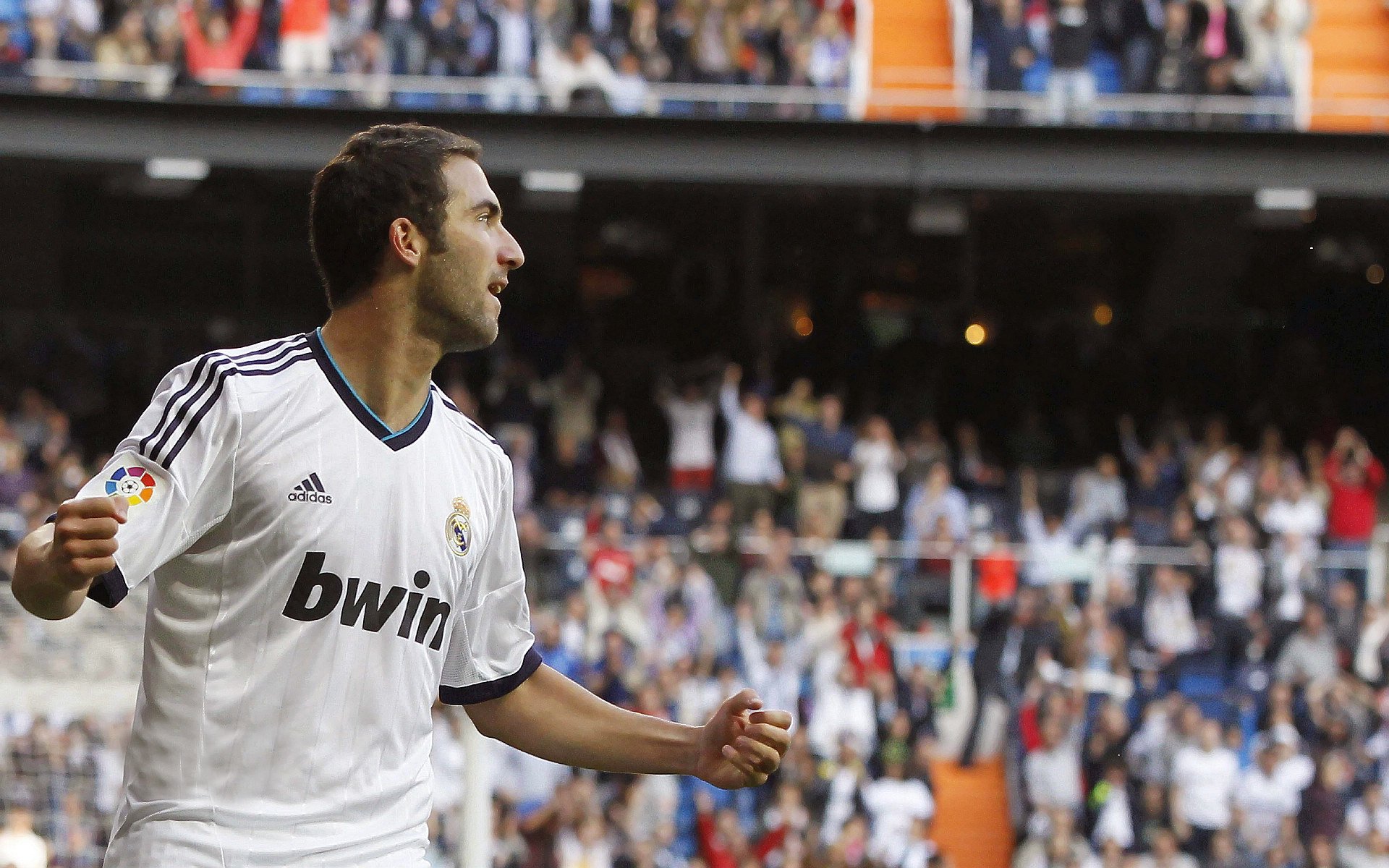 F1街道赛上演哥斯达黎加奇迹,当引擎轰鸣遇见绿茵爆冷,体育的魔幻现实永不落幕